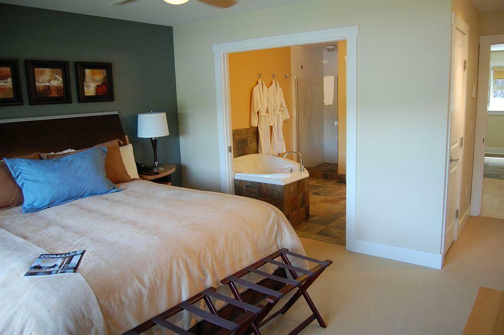 Painted Boat Resort Spa And Marina Madeira Park Extérieur photo