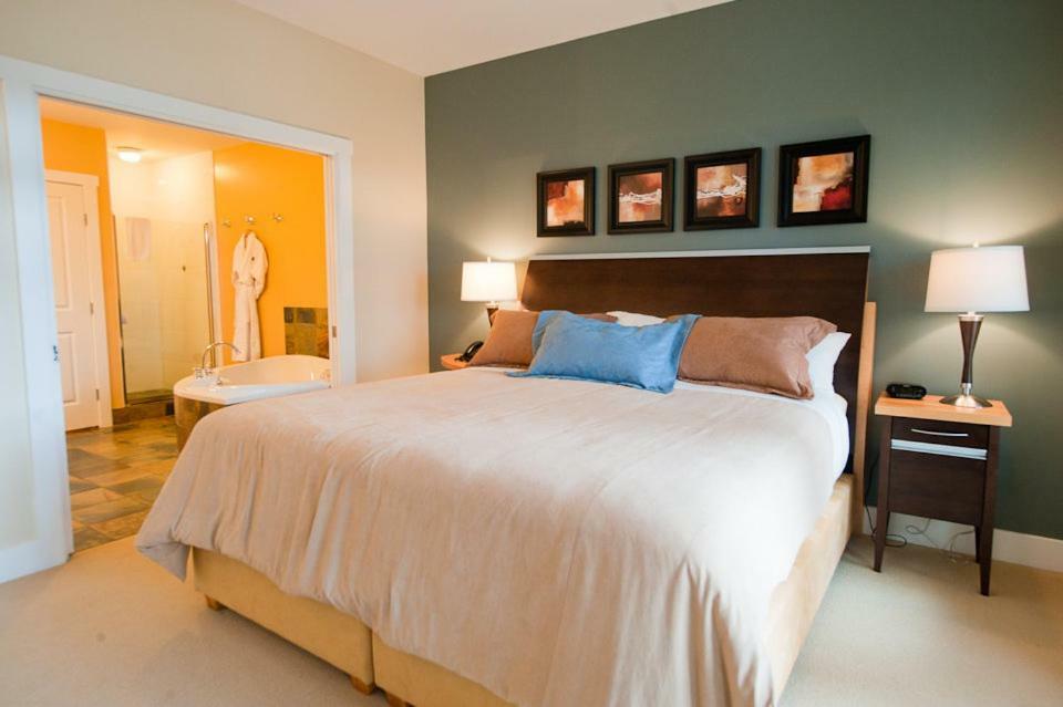 Painted Boat Resort Spa And Marina Madeira Park Extérieur photo